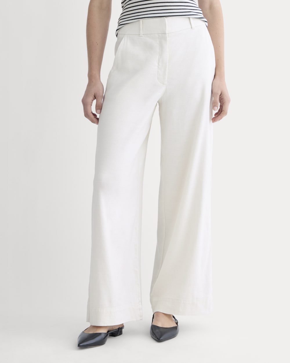 The Wide-Leg Pant in Stretch Linen in Natural Chambray — detail view