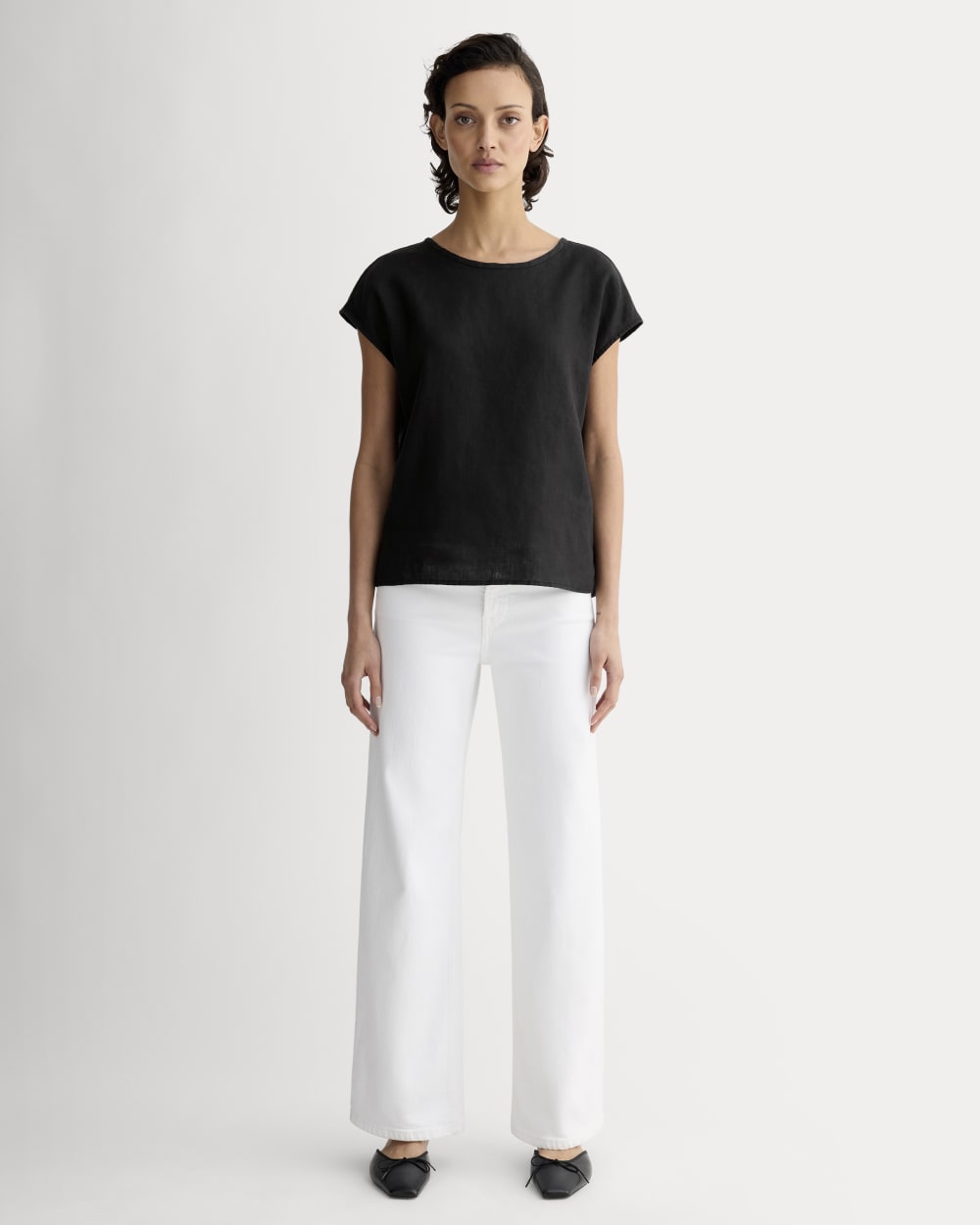The Muscle Top in Linen in Black — detail view