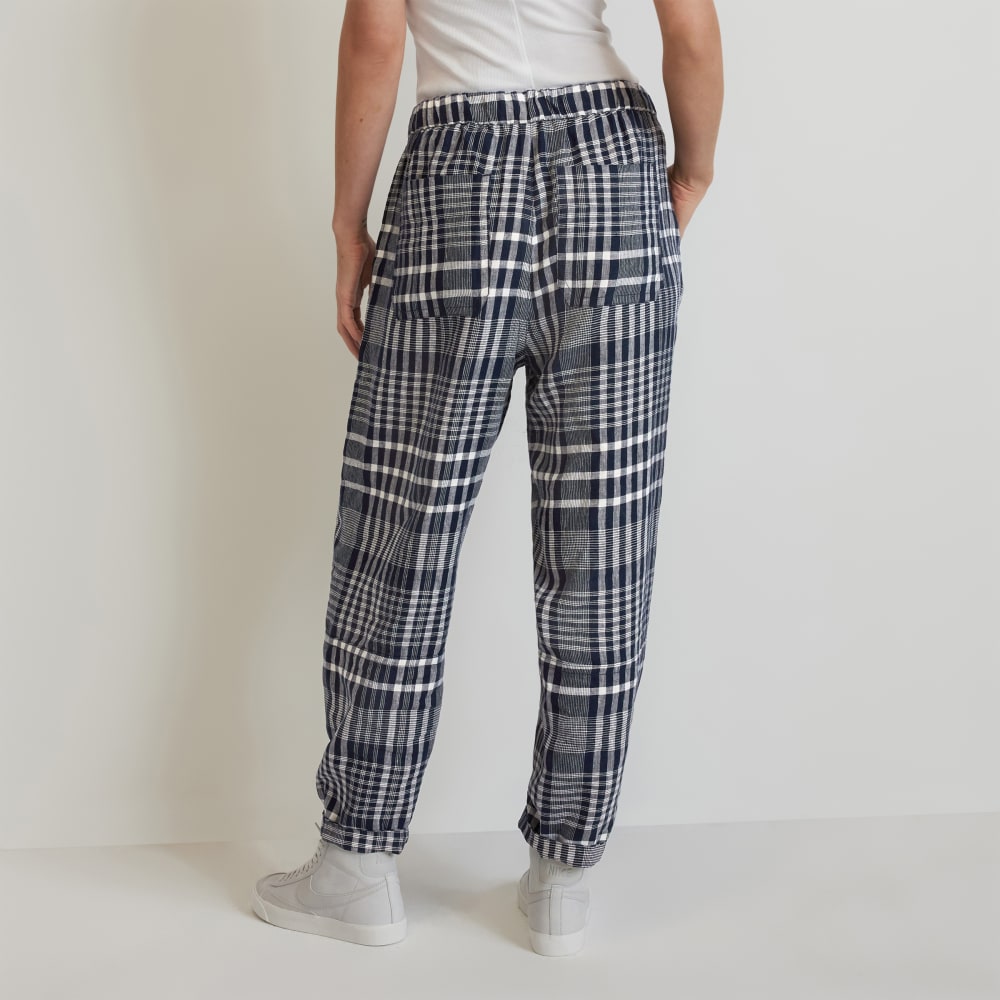 The Linen Pull-On Barrel Pant in Canvas Tan / Navy — detail view
