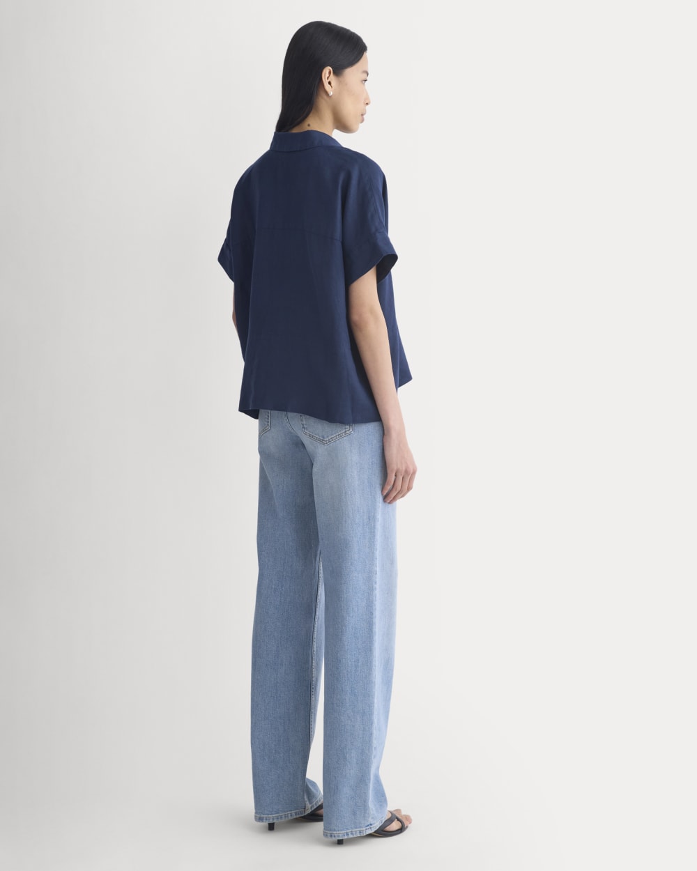 The Boxy Shirt in Linen in Navy — detail view