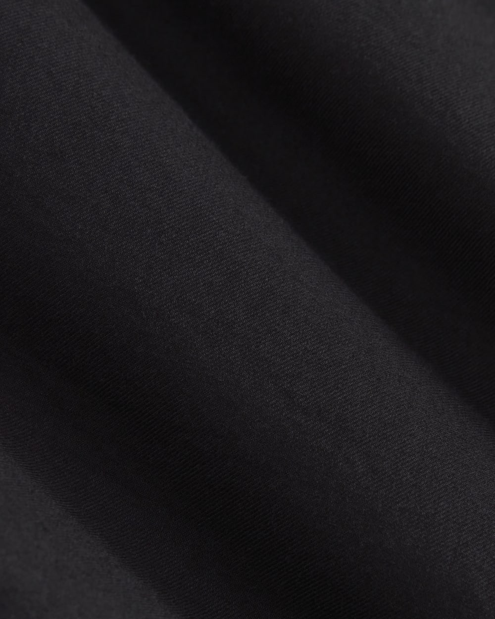 The Way-Short Shirt in Silky Cotton in Black — detail view