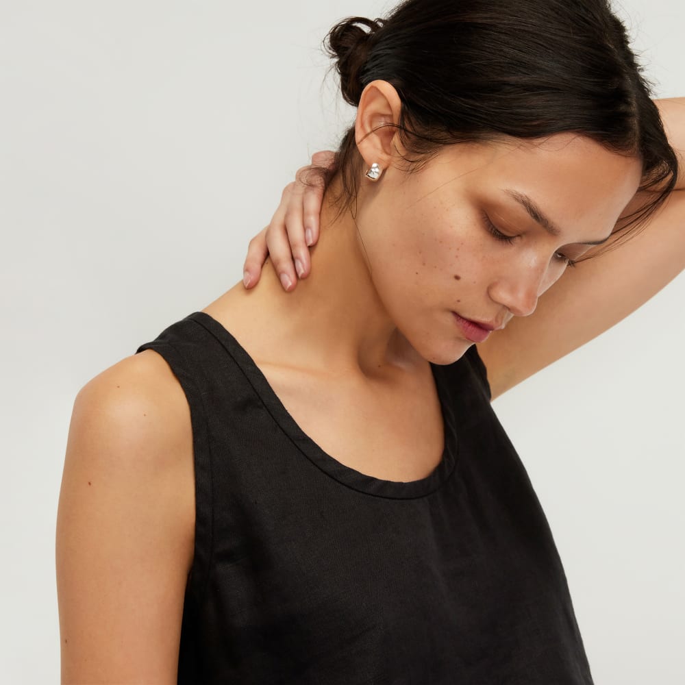 The Scoop Tank in Linen in Black — detail view