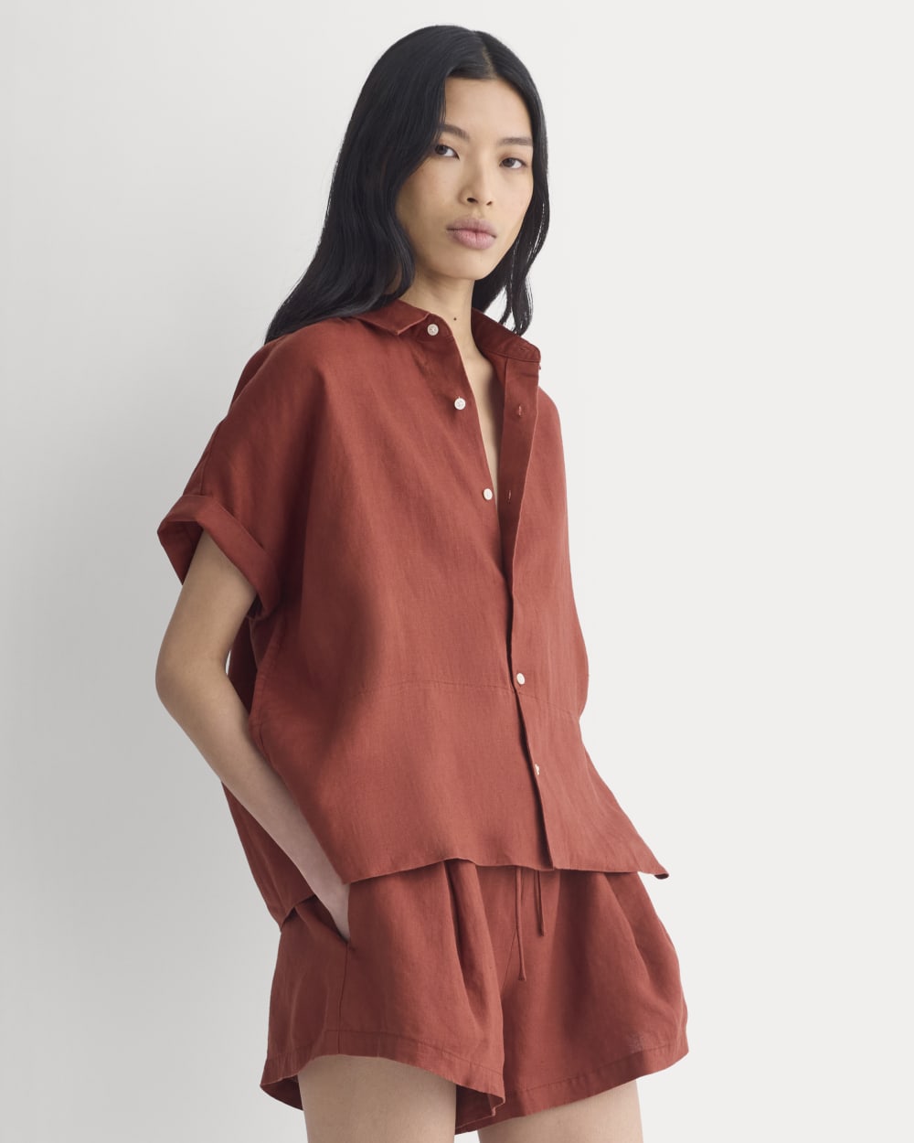 The Boxy Shirt in Linen in Henna Red — front view