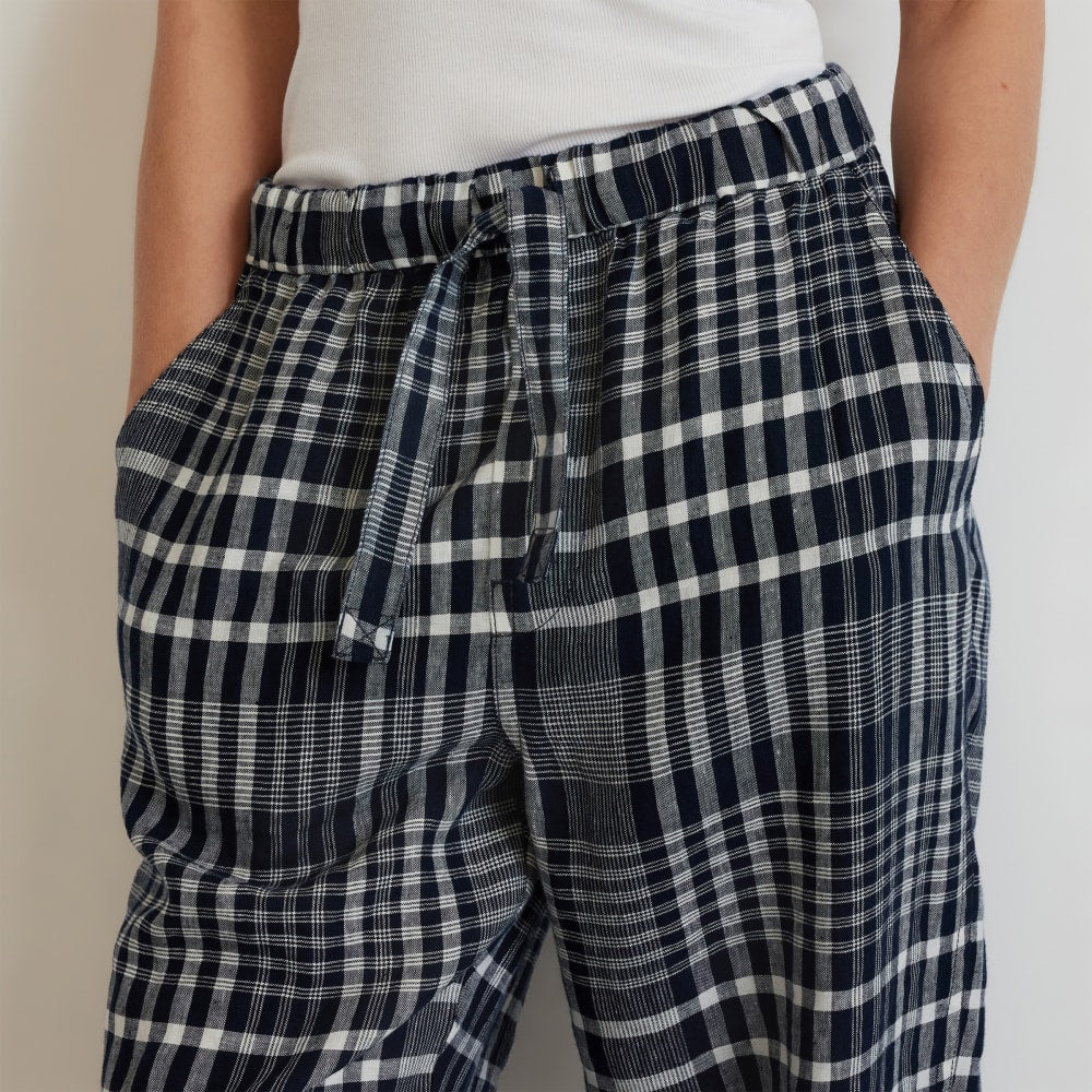 The Linen Pull-On Barrel Pant in Canvas Tan / Navy — detail view