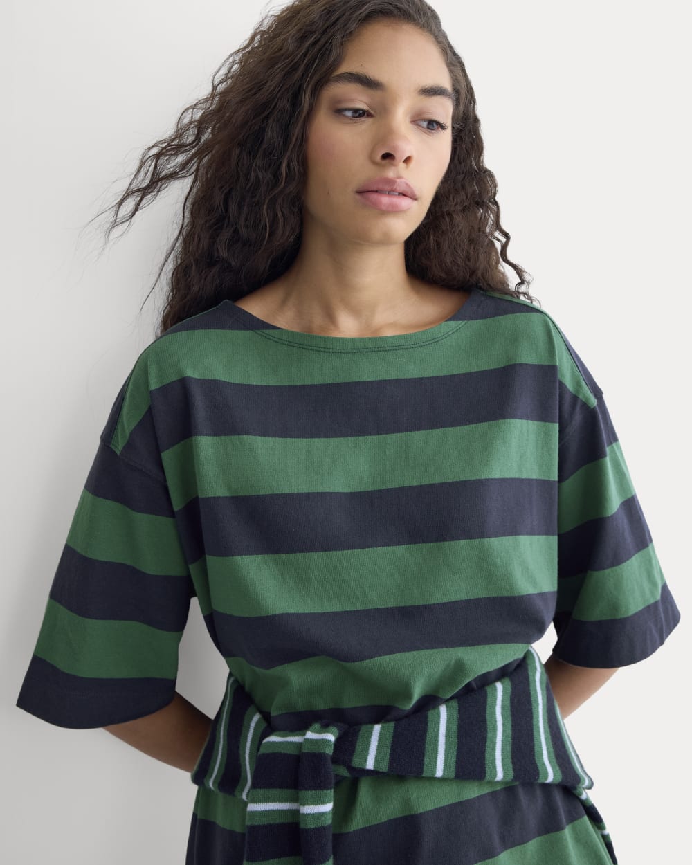 Mariner Tee in Navy/Hunter Green — detail view