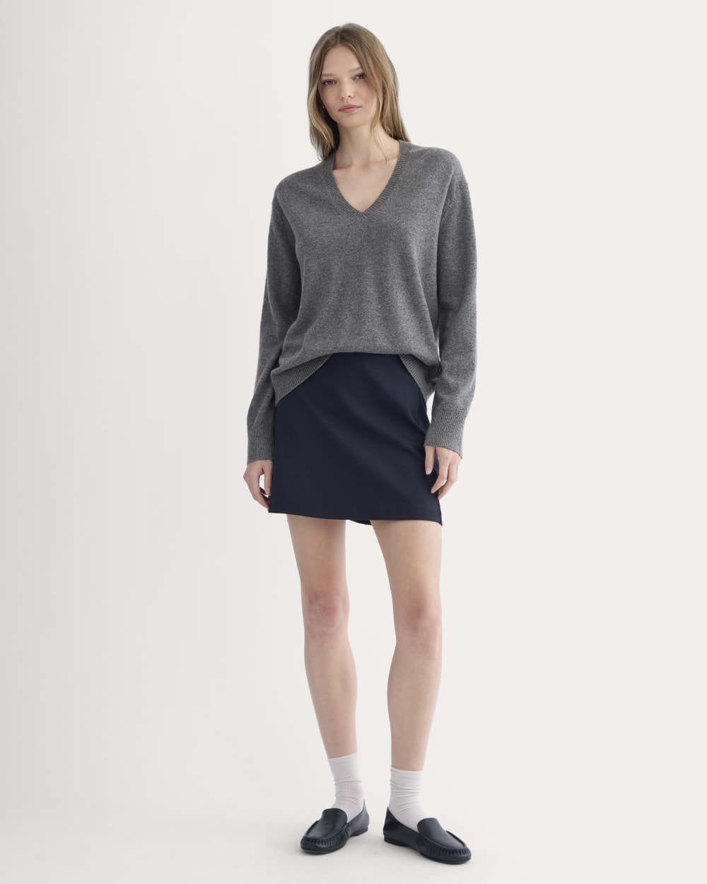 The Classic V in Cashmere in Heather Charcoal — detail view