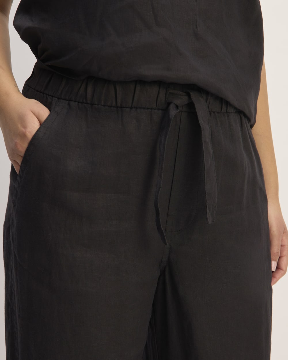 The Linen Pull-On Barrel Pant in Black — detail view