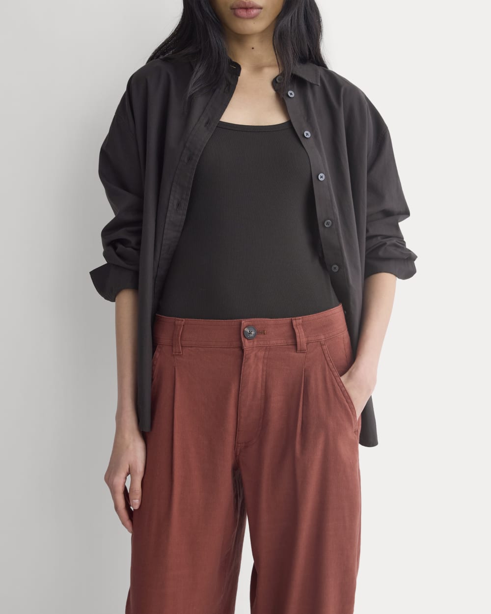 The Everywhere Pant in Stretch Linen in Henna Red — detail view
