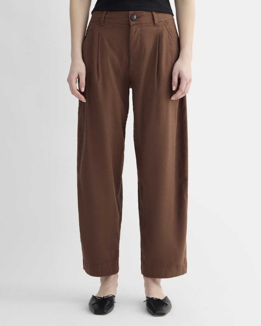 The Everywhere Pant in Stretch Linen in Cedarwood — detail view