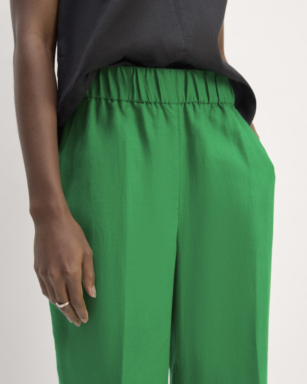 The Linen Easy Pant in Grass Green — detail view