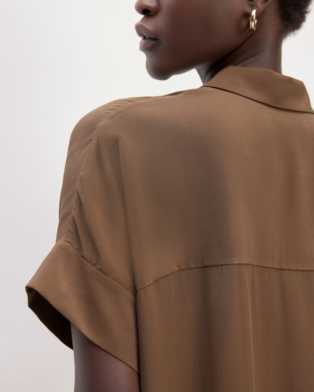 The Boxy Shirt in Washable Silk in Cocoa — detail view