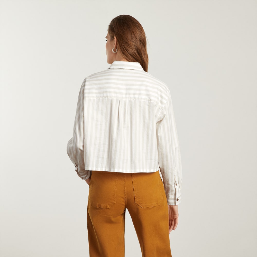 The Way-Short Shirt in Silky Cotton in Sand / White — detail view