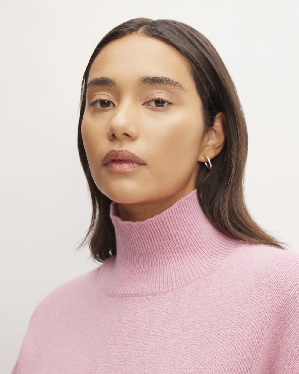 The Cashmere Oversized Turtleneck in Bubblegum — detail view
