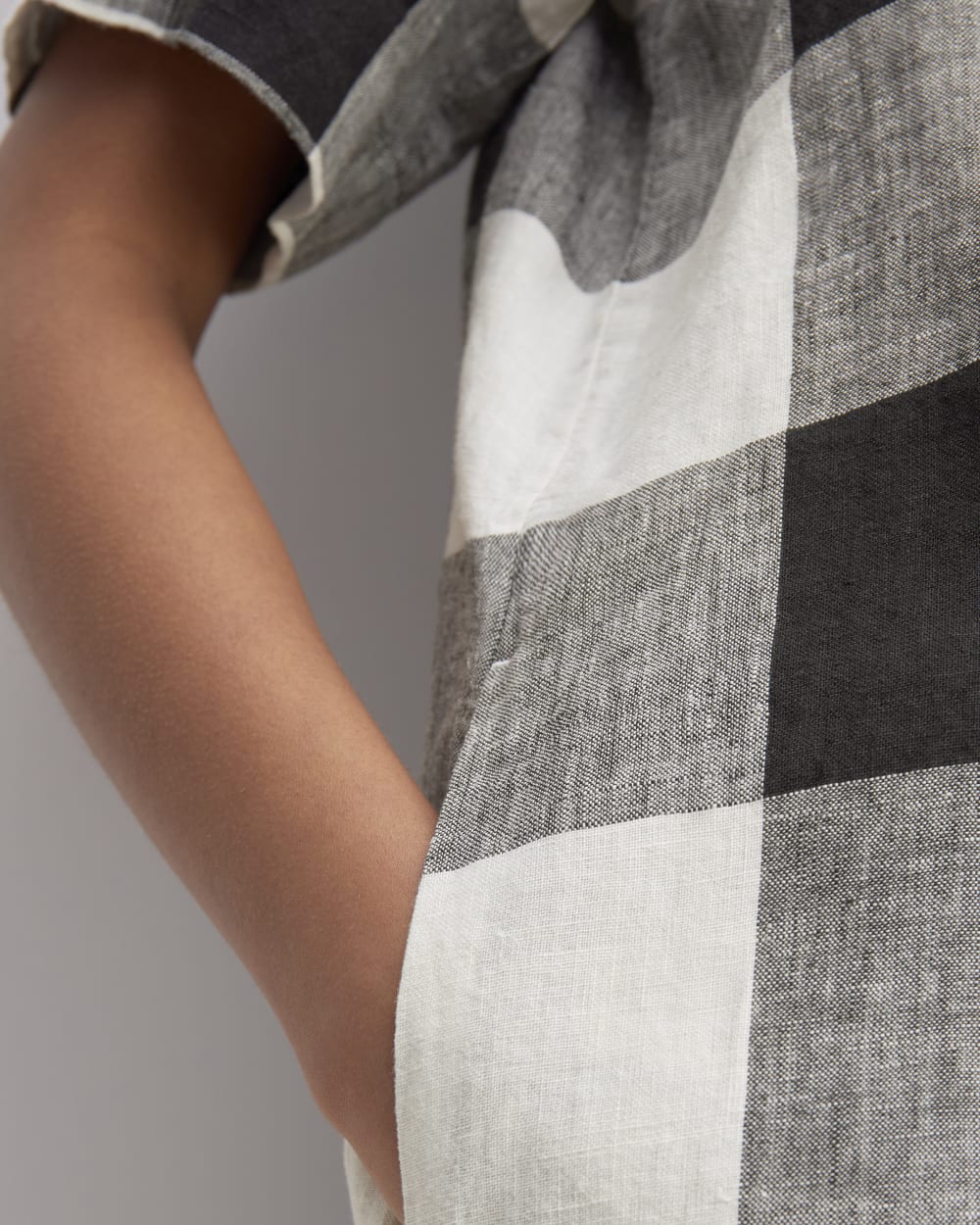 The Shirtdress in Linen in Bone / Black Check — detail view