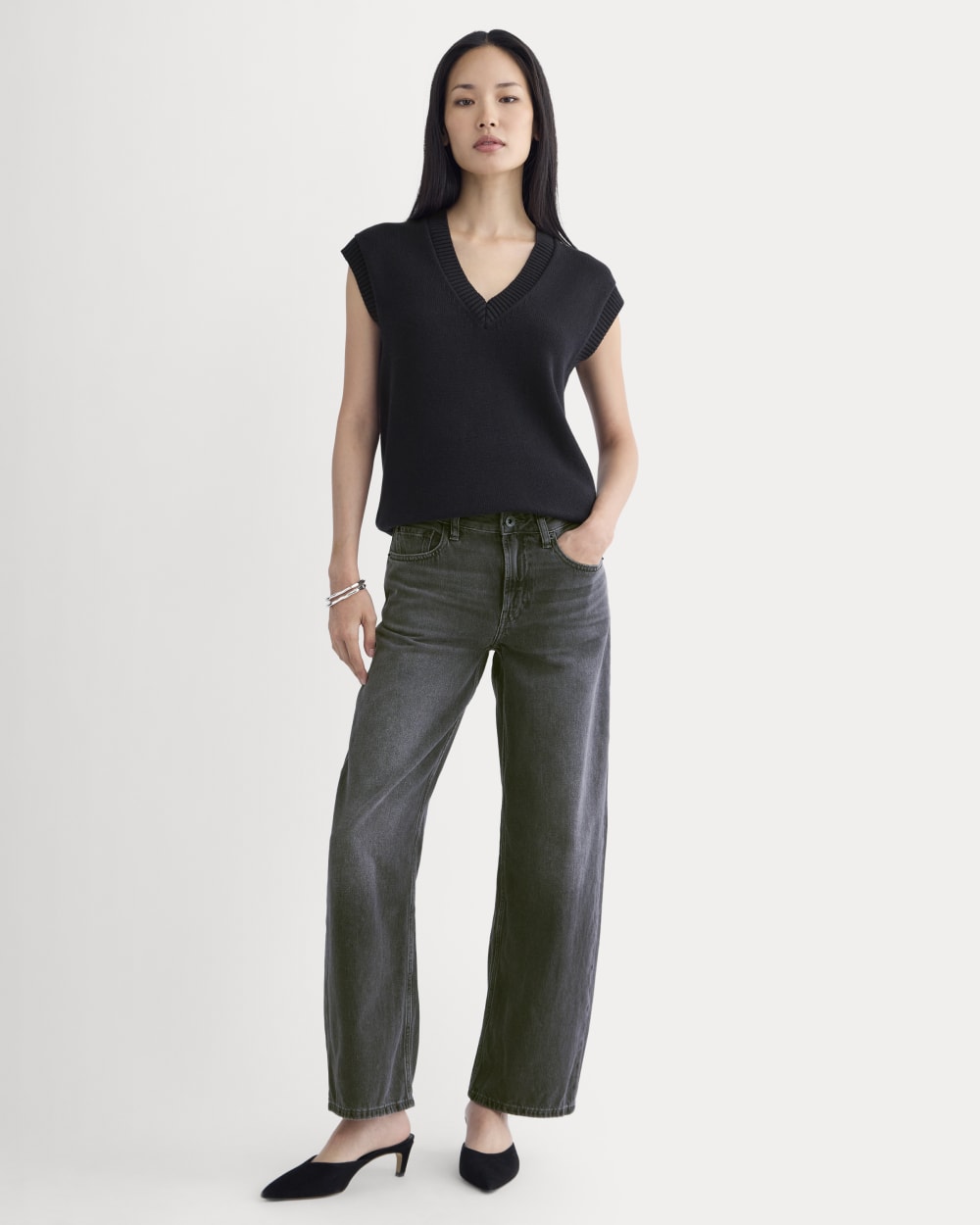 Loose Curve Jean in Carbon Midnight — front view