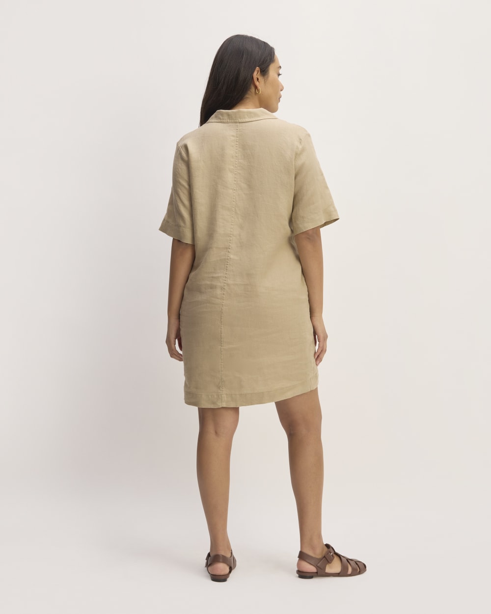 The Shirtdress in Linen in Trench Coat Khaki — detail view