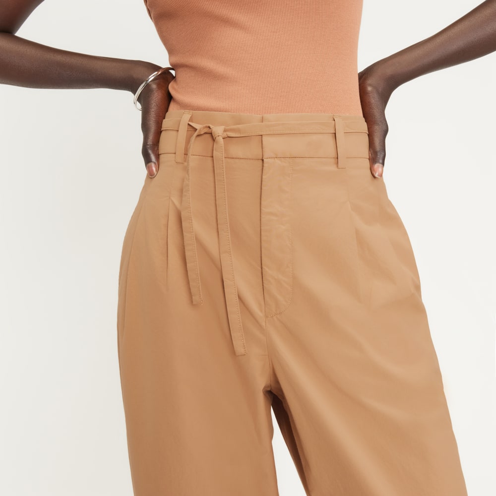 The Poplin Pleated Taper Pant in Caramel — detail view