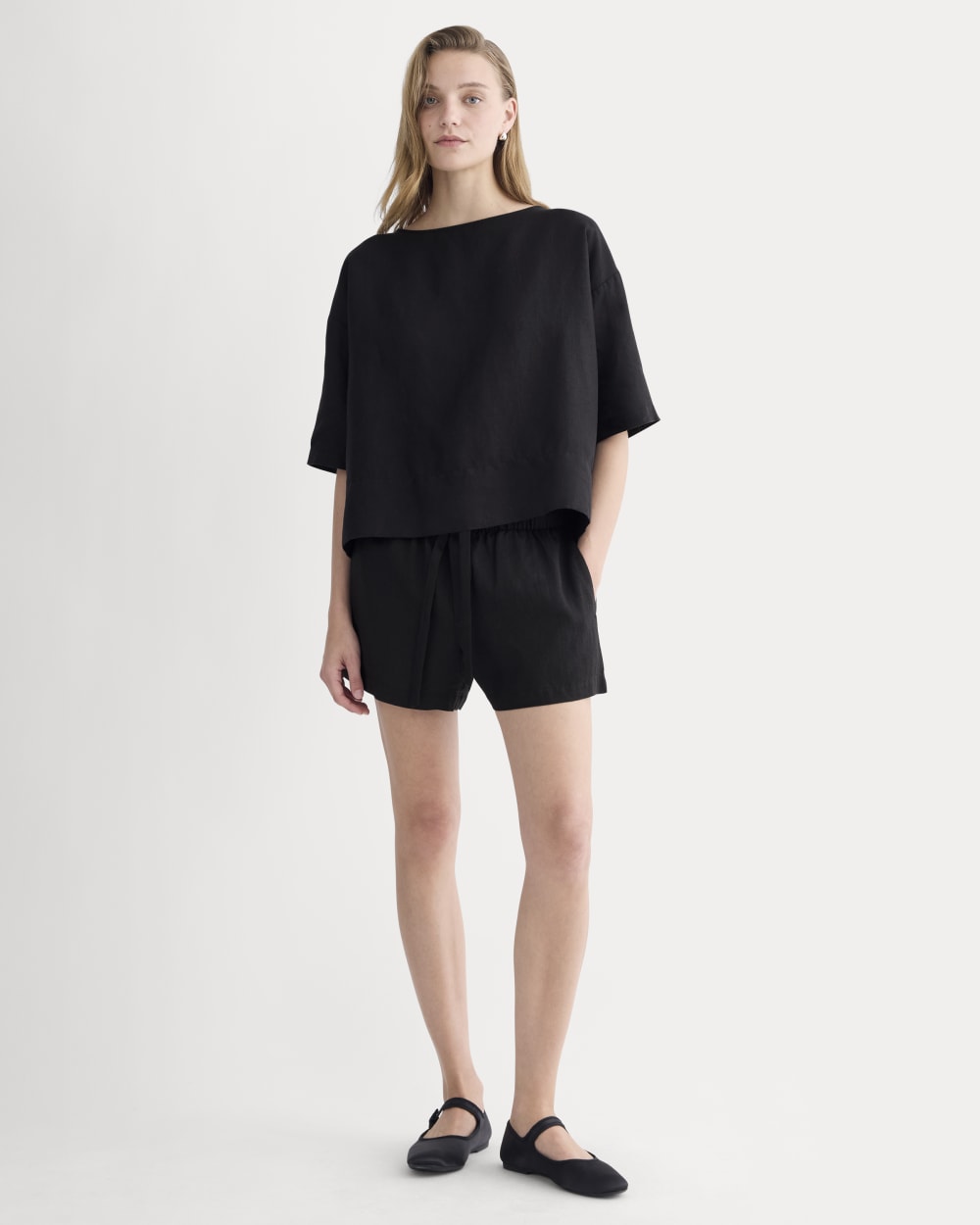 The Boatneck Top in Linen in Black — detail view