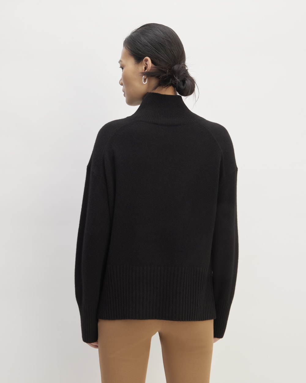 The Cashmere Oversized Turtleneck in Black — detail view