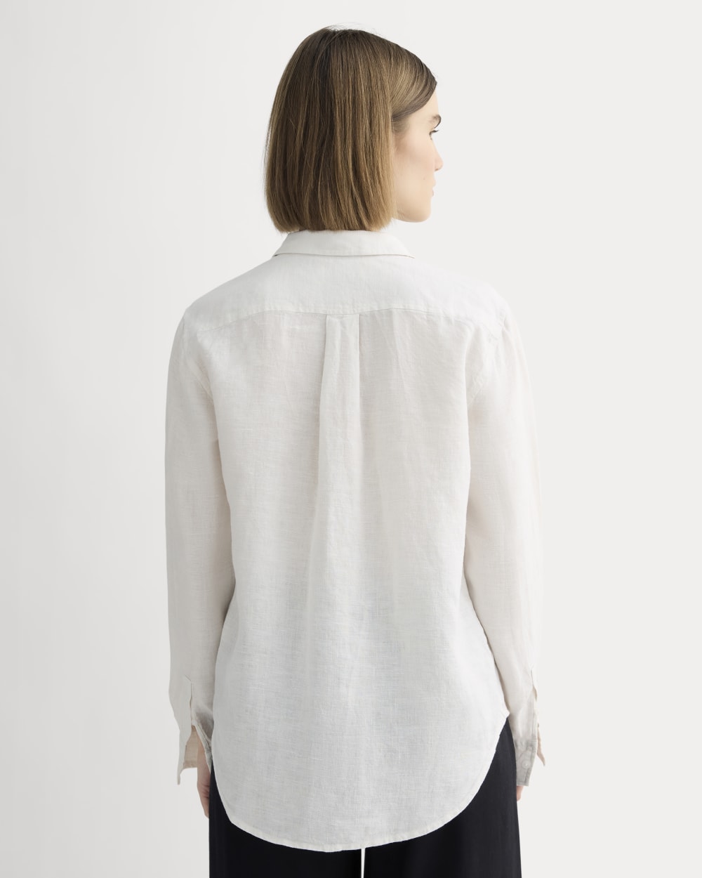The Must-Have Shirt in Linen in Natural Chambray — detail view