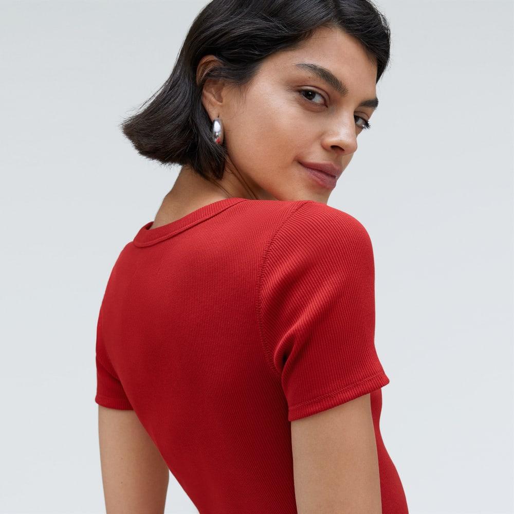 The ’90s Rib Tee in Ruby — detail view