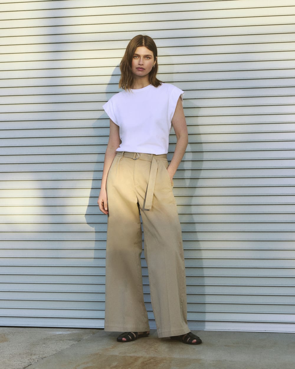 The Pleated Wide-Leg Chino in Trench Coat Khaki — detail view