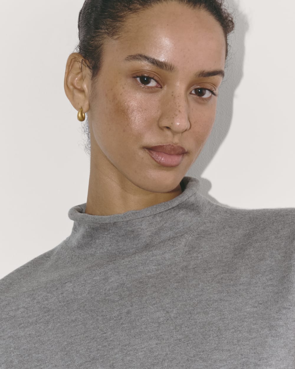 The Funnel Neck in Cotton Cashmere in Heather Charcoal — detail view