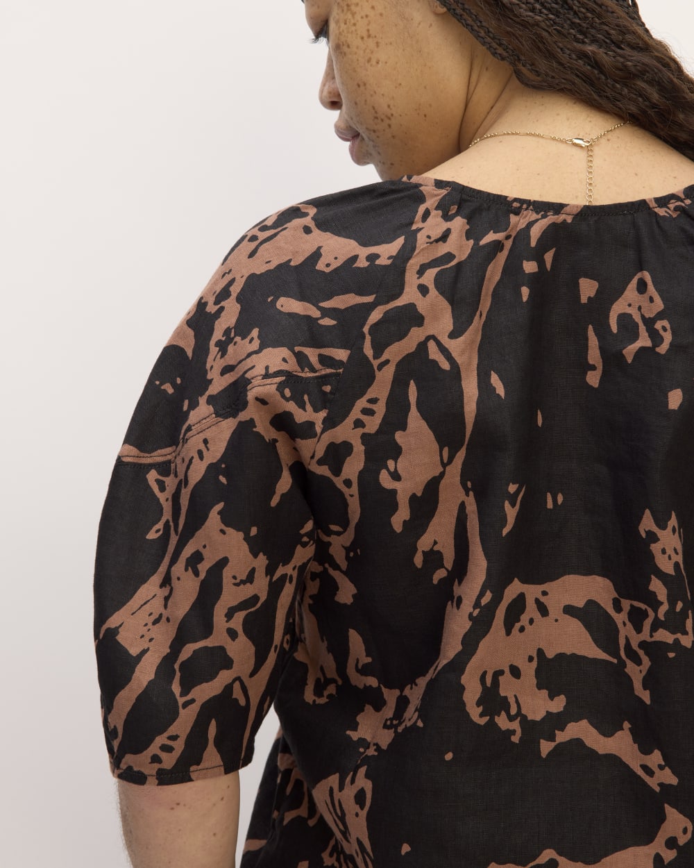 The Scoop Top in Linen in Carob Brown Abstract — detail view