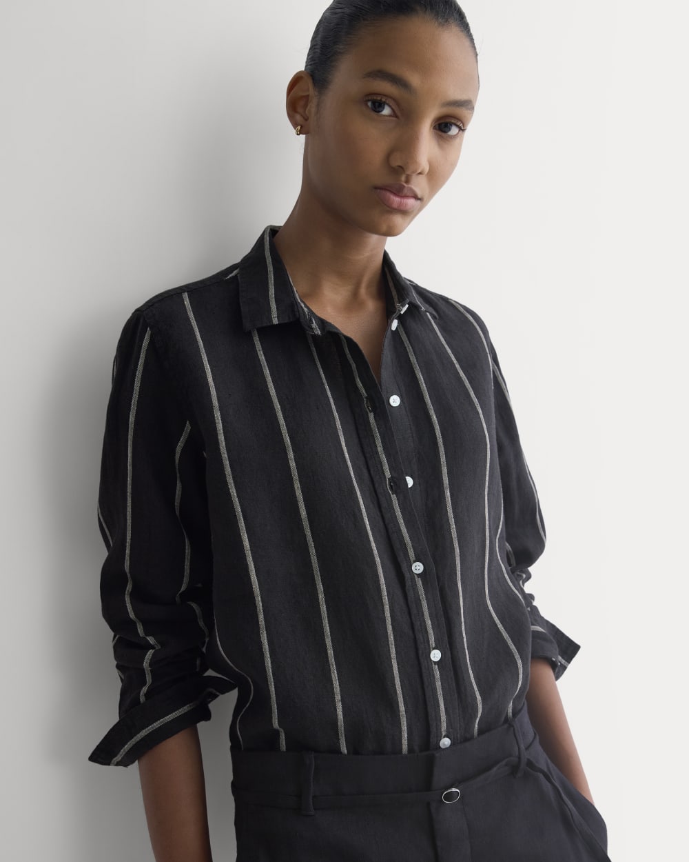 The Must-Have Shirt in Linen in Black — front view
