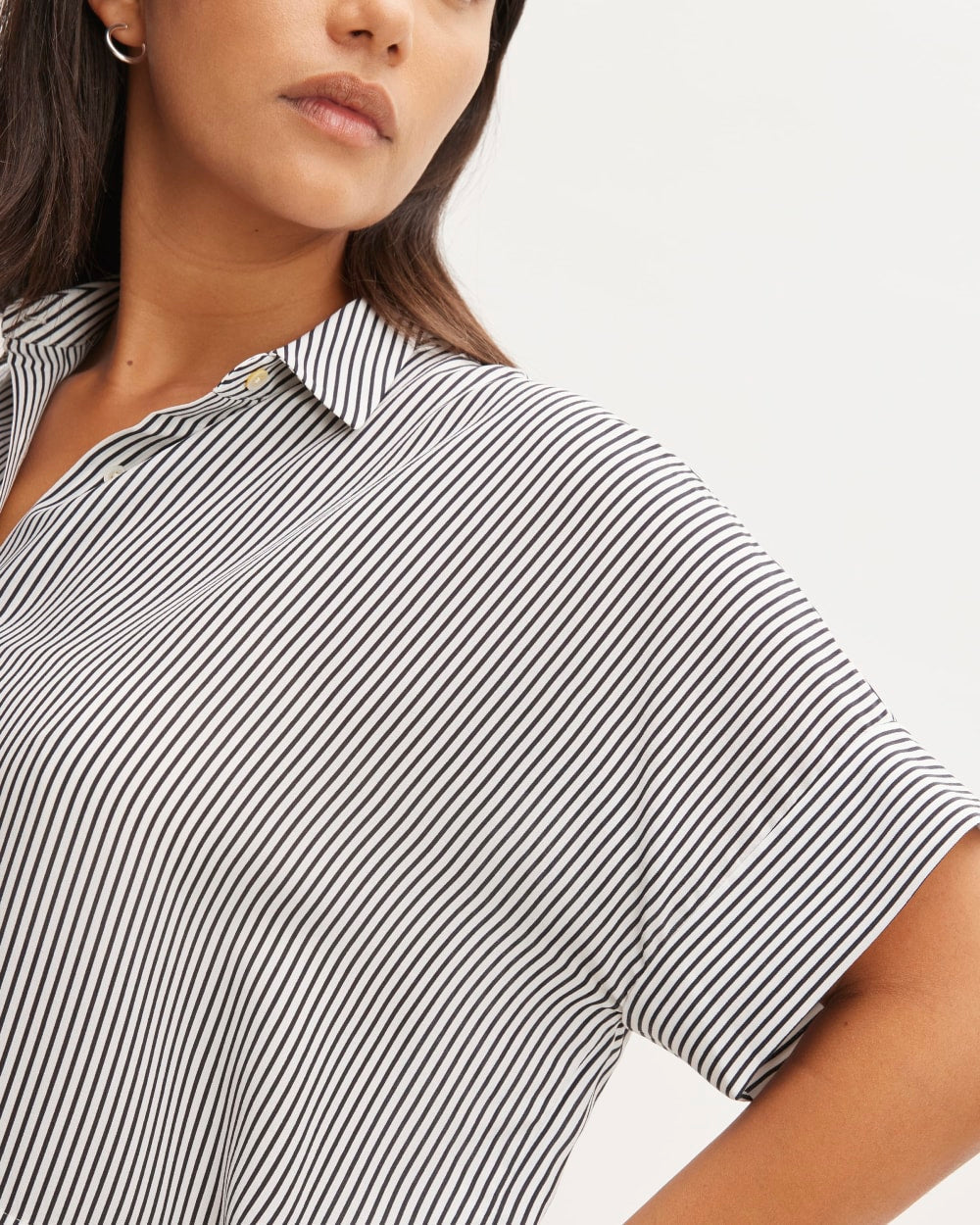 The Boxy Shirt in Washable Silk in Black / White — detail view