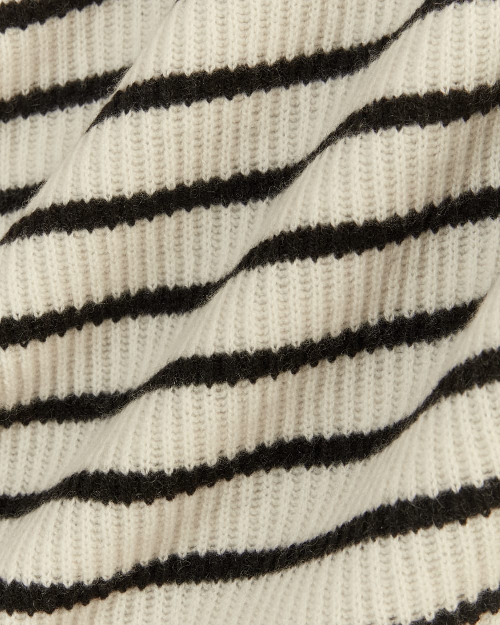 The Fisherman Turtleneck in Wool Cashmere in Bone / Black — detail view