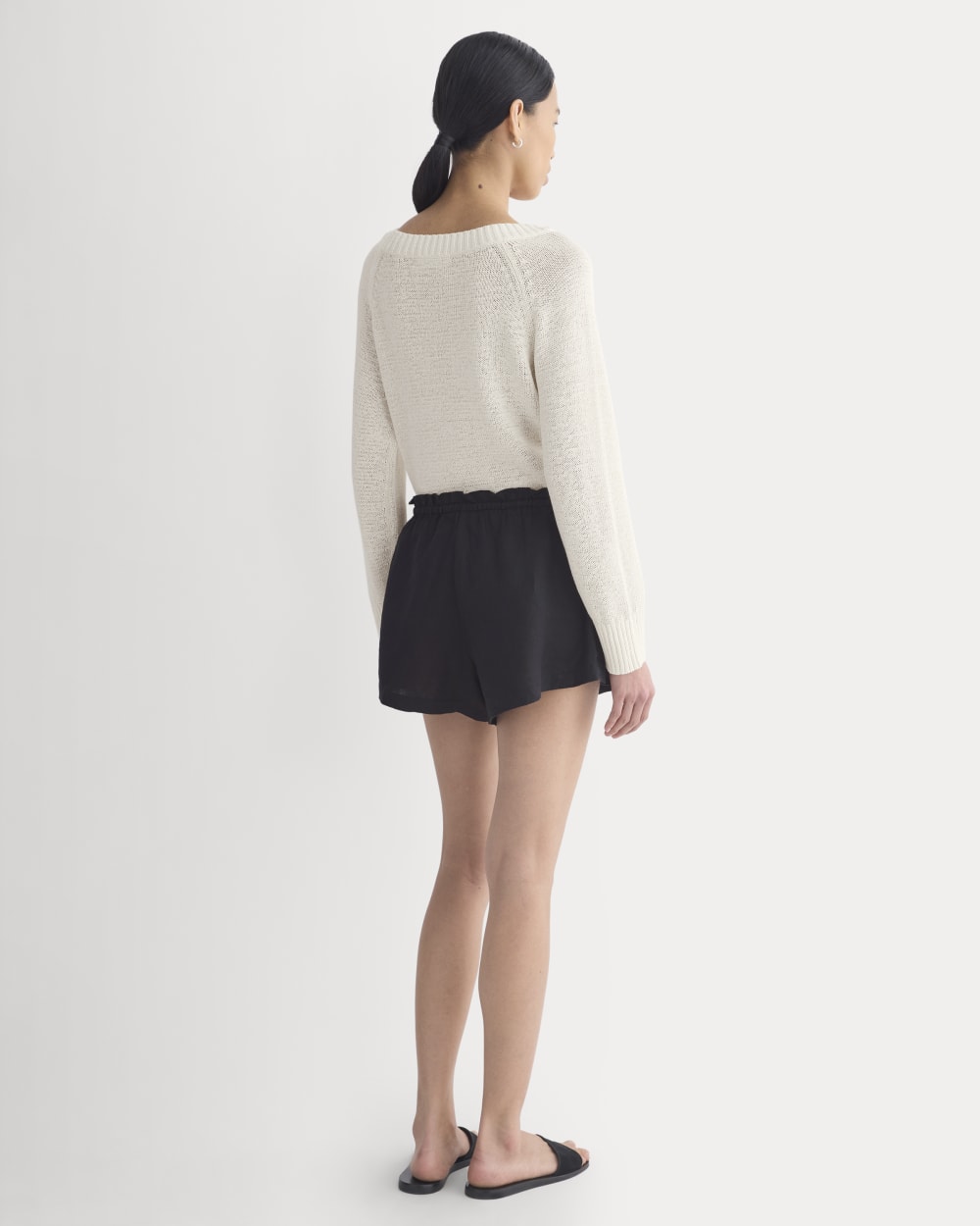 Flowy Short in Linen in Black — detail view