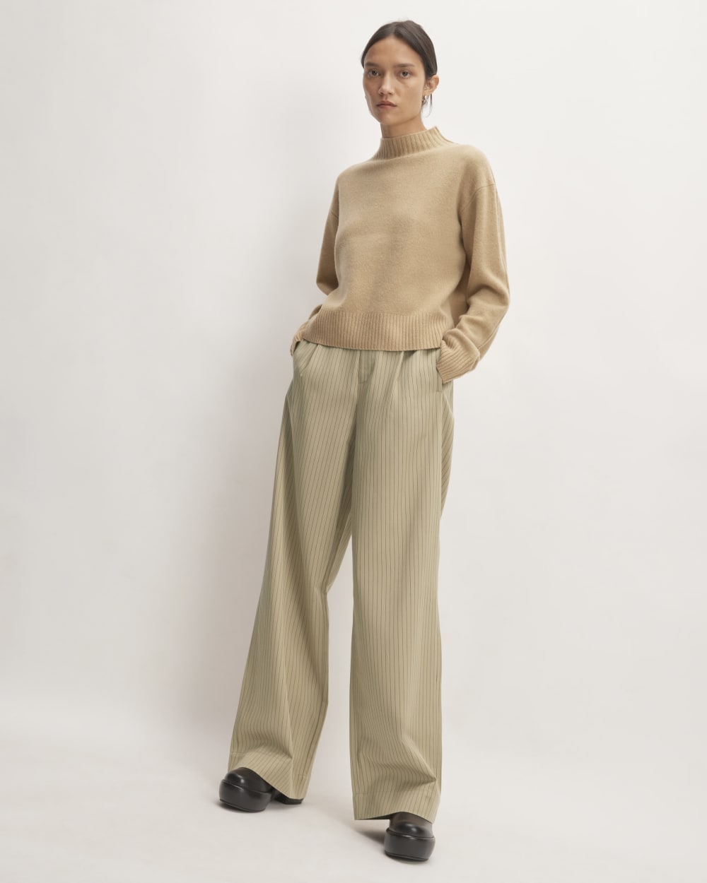 The Draper Pleated Pant in Buttersmooth in Cornstalk / Black — front view