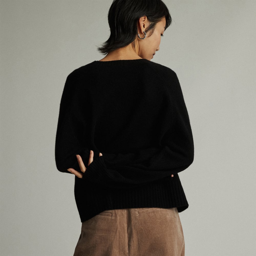 The Cashmere Boxy Crew in Black — detail view