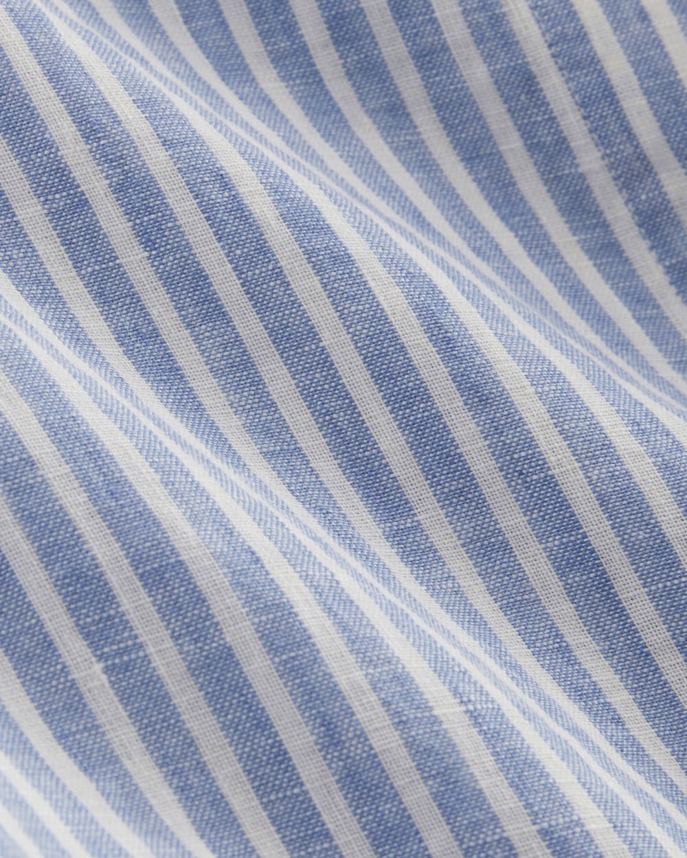 The Notch Shirt in Linen in Bluebell / Bone — detail view