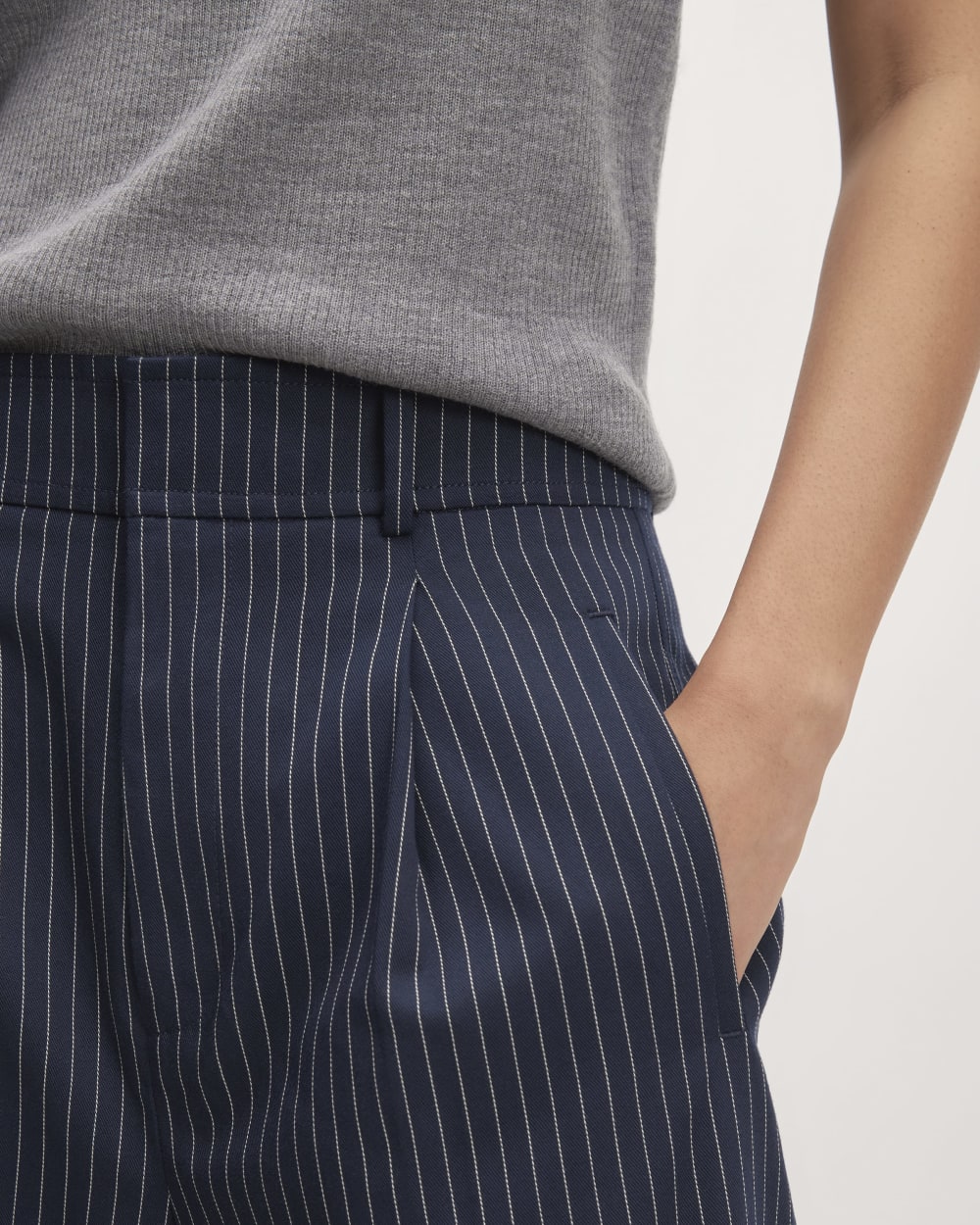 The Draper Pleated Pant in Buttersmooth in Navy / Bone — detail view