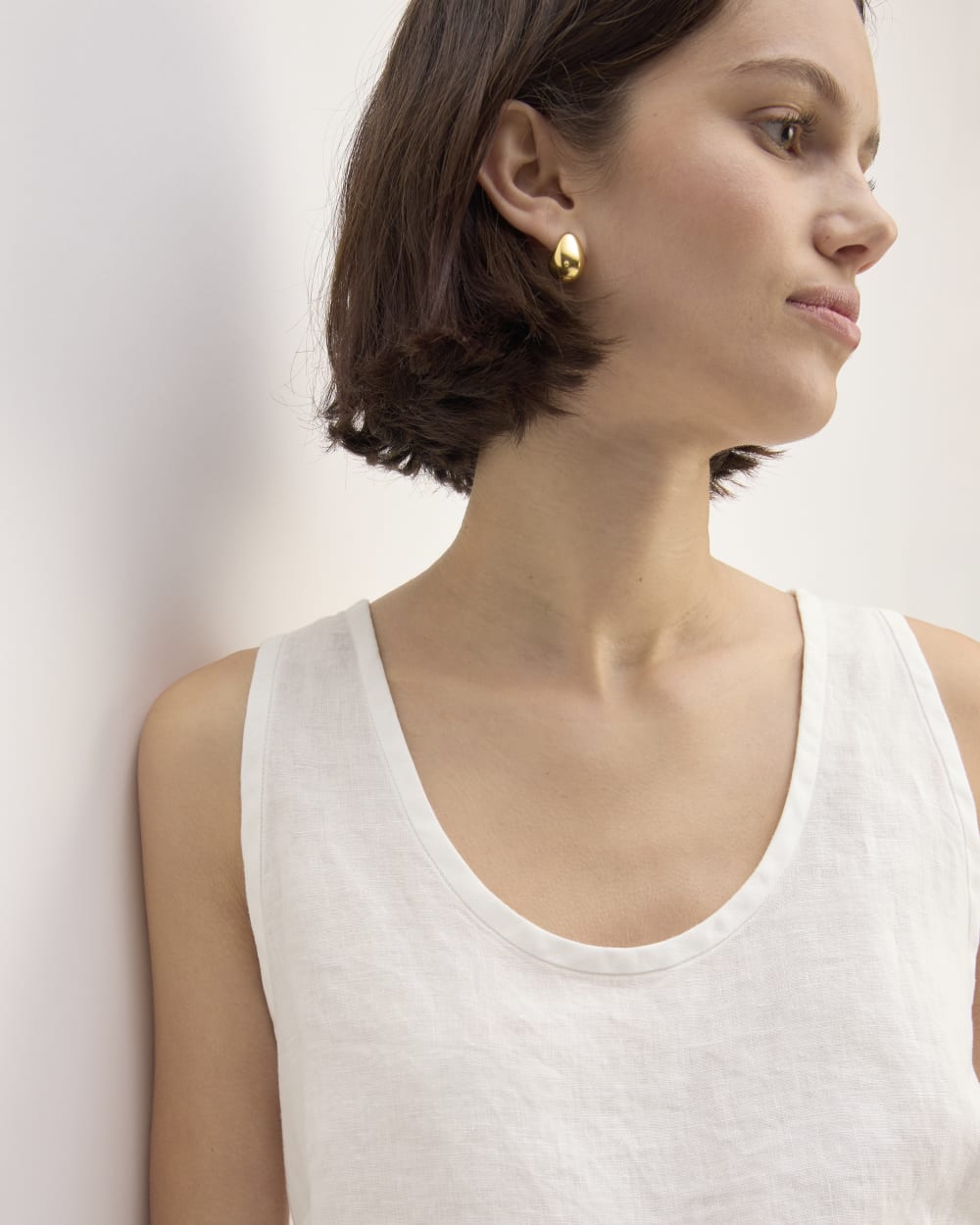 The Scoop Tank in Linen in White — detail view