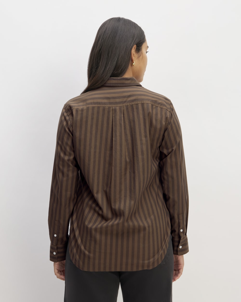 The Must-Have Shirt in Silky Cotton in Cocoa / Black — detail view