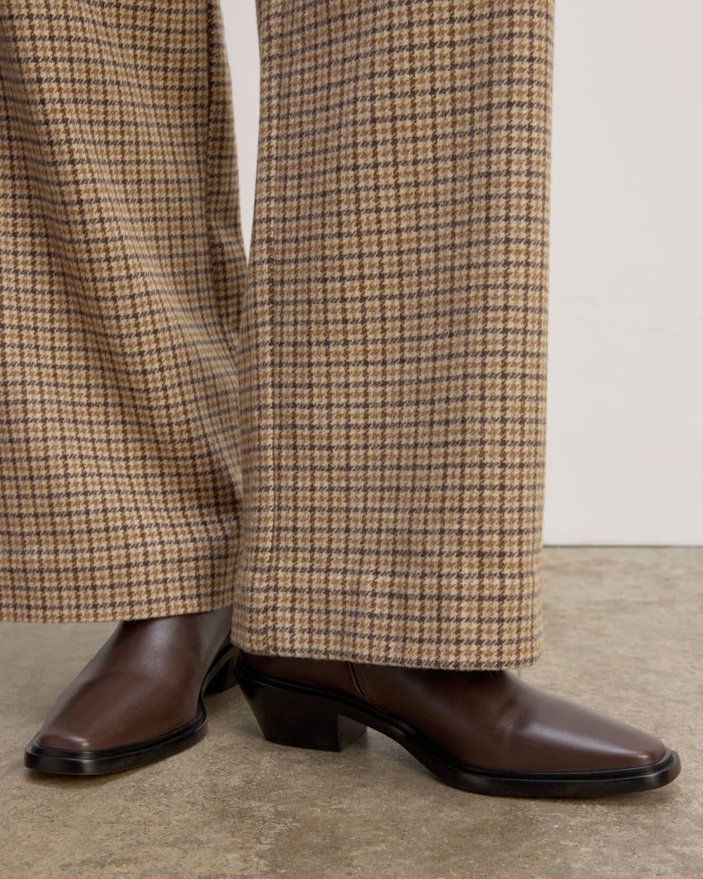 The Draper Pant in Wool in Camel Houndstooth — detail view