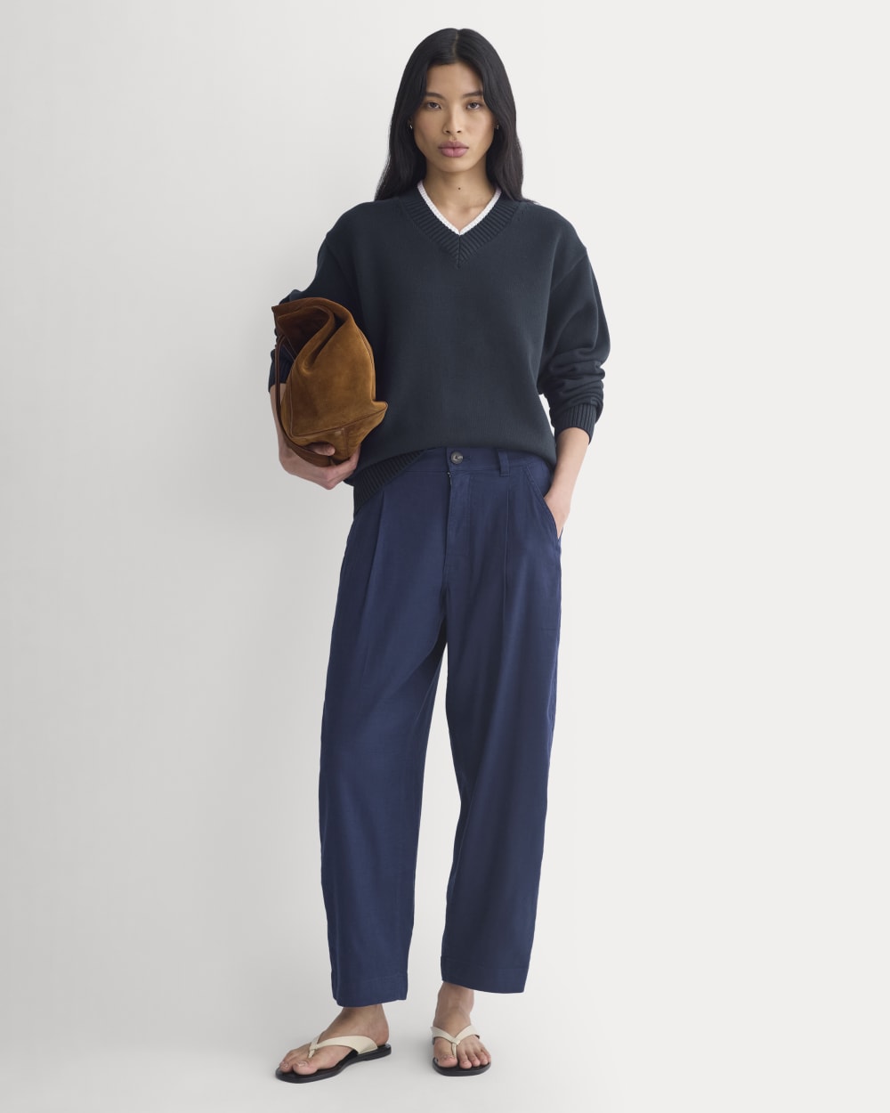 The Everywhere Pant in Stretch Linen in Navy — front view
