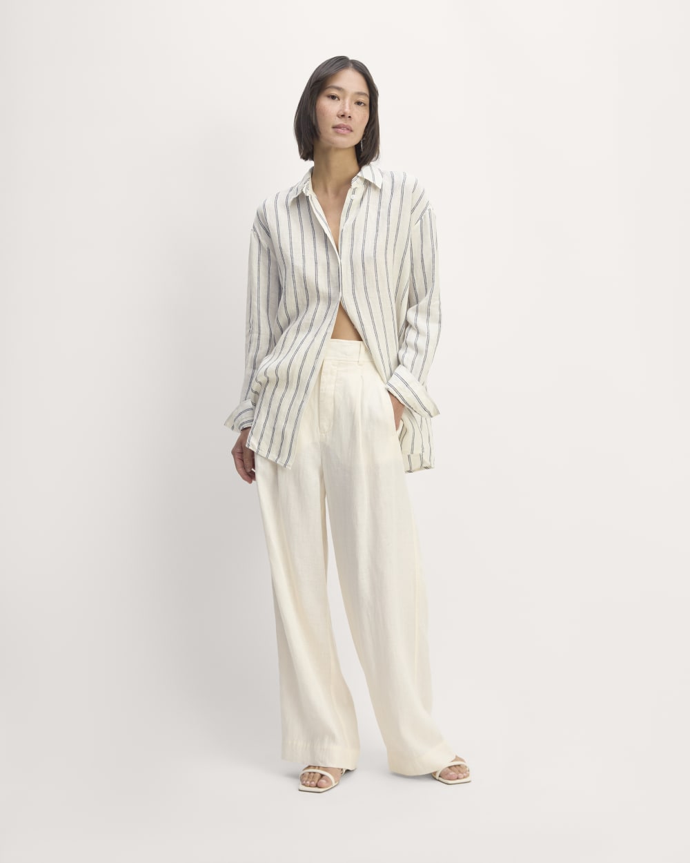 The Boyfriend Shirt in Linen in Bone/Navy — detail view