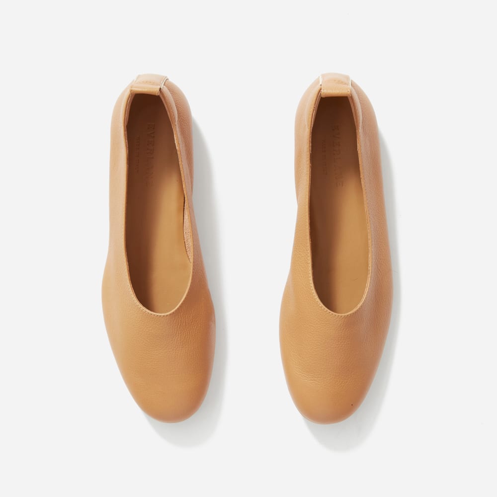 The Day Glove in Narrow Fit in Caramel — detail view