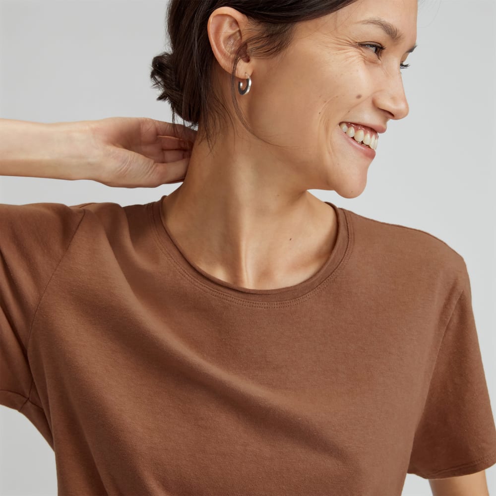 The Relaxed Hemp Tee in Carob Brown — detail view