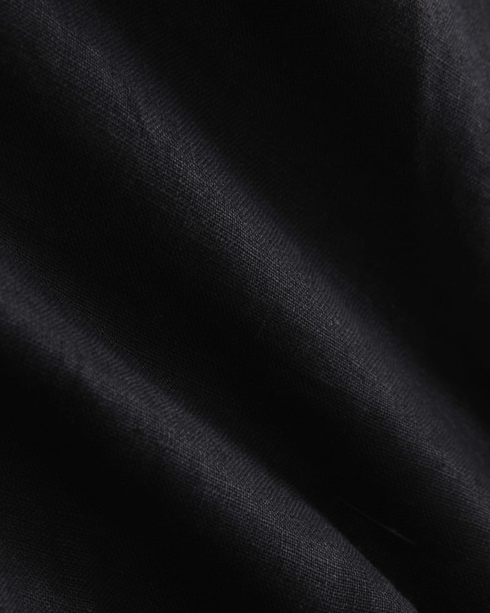 Flowy Short in Linen in Black — detail view