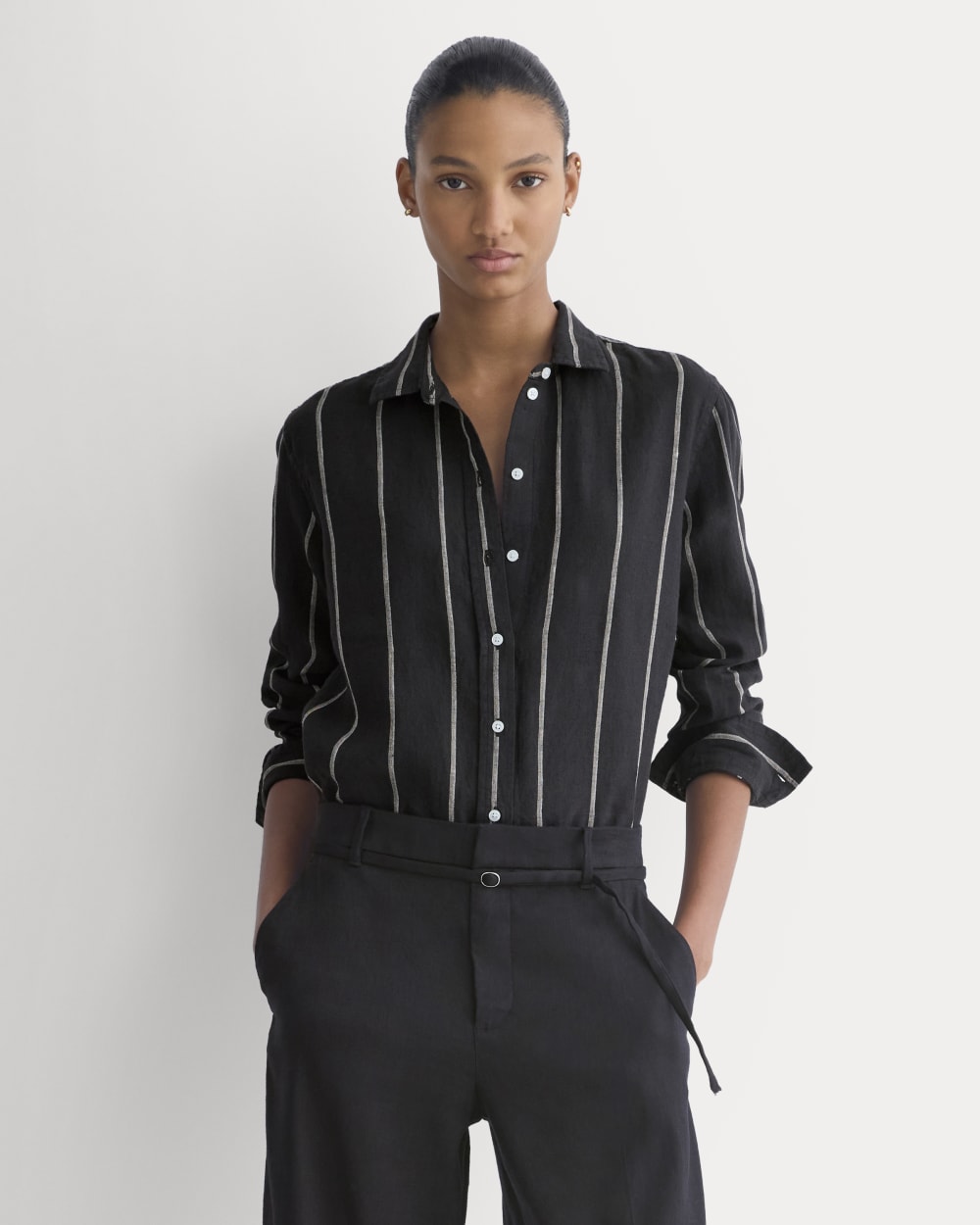 The Must-Have Shirt in Linen in Black — detail view