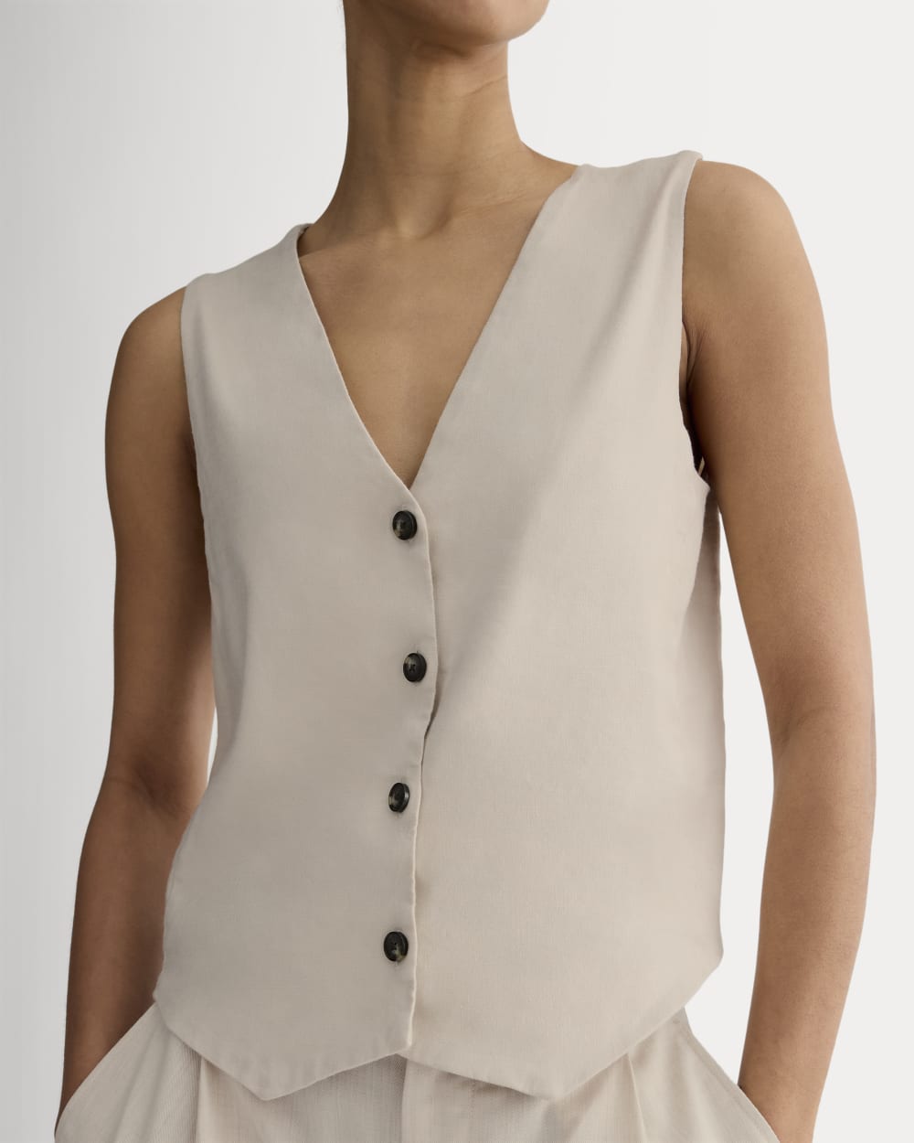The Vest in Stretch Linen in Birch — detail view