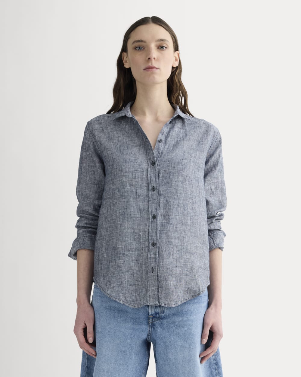 The Must-Have Shirt in Linen in Navy Chambray — front view