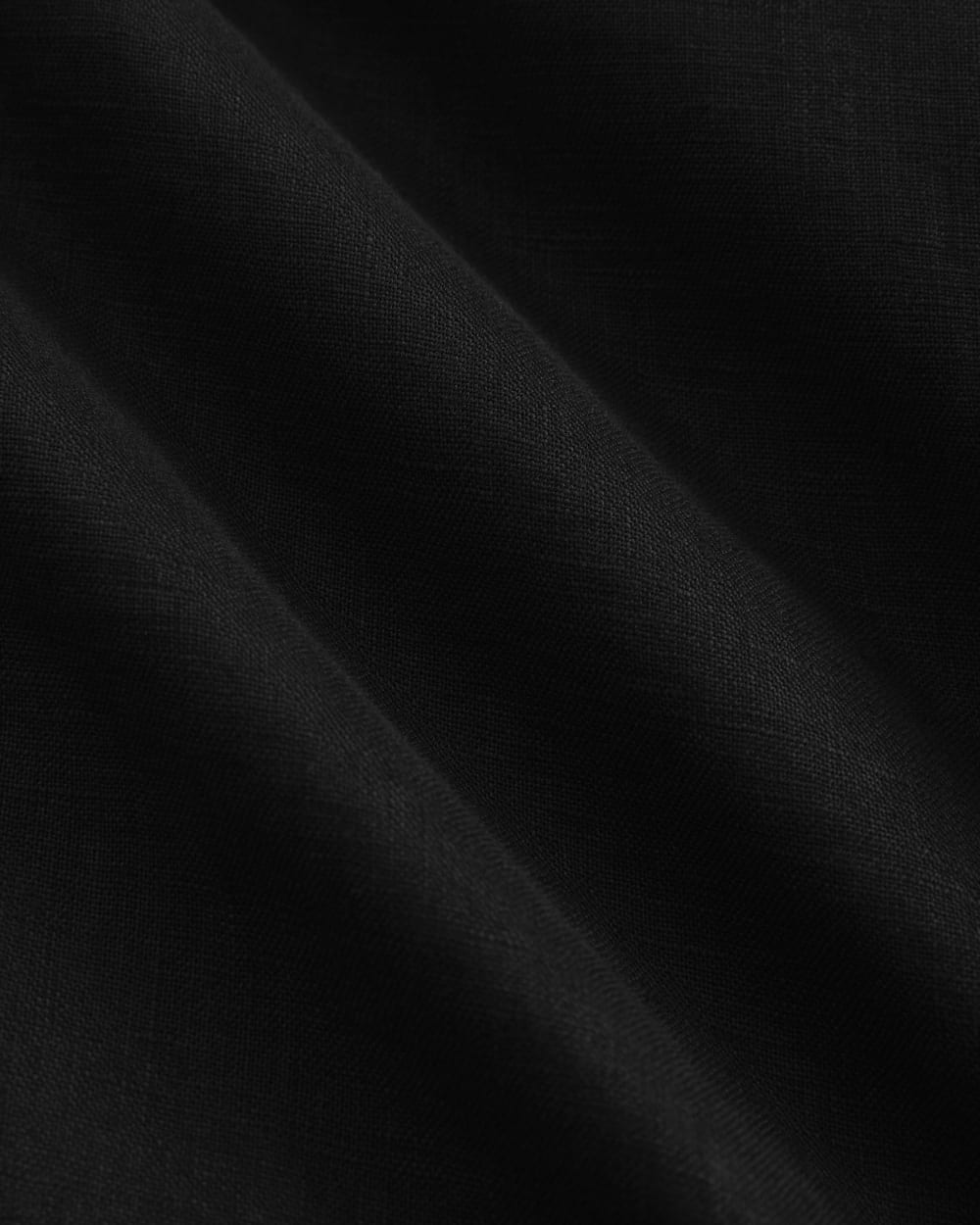 The Boxy Shirt in Linen in Black — detail view
