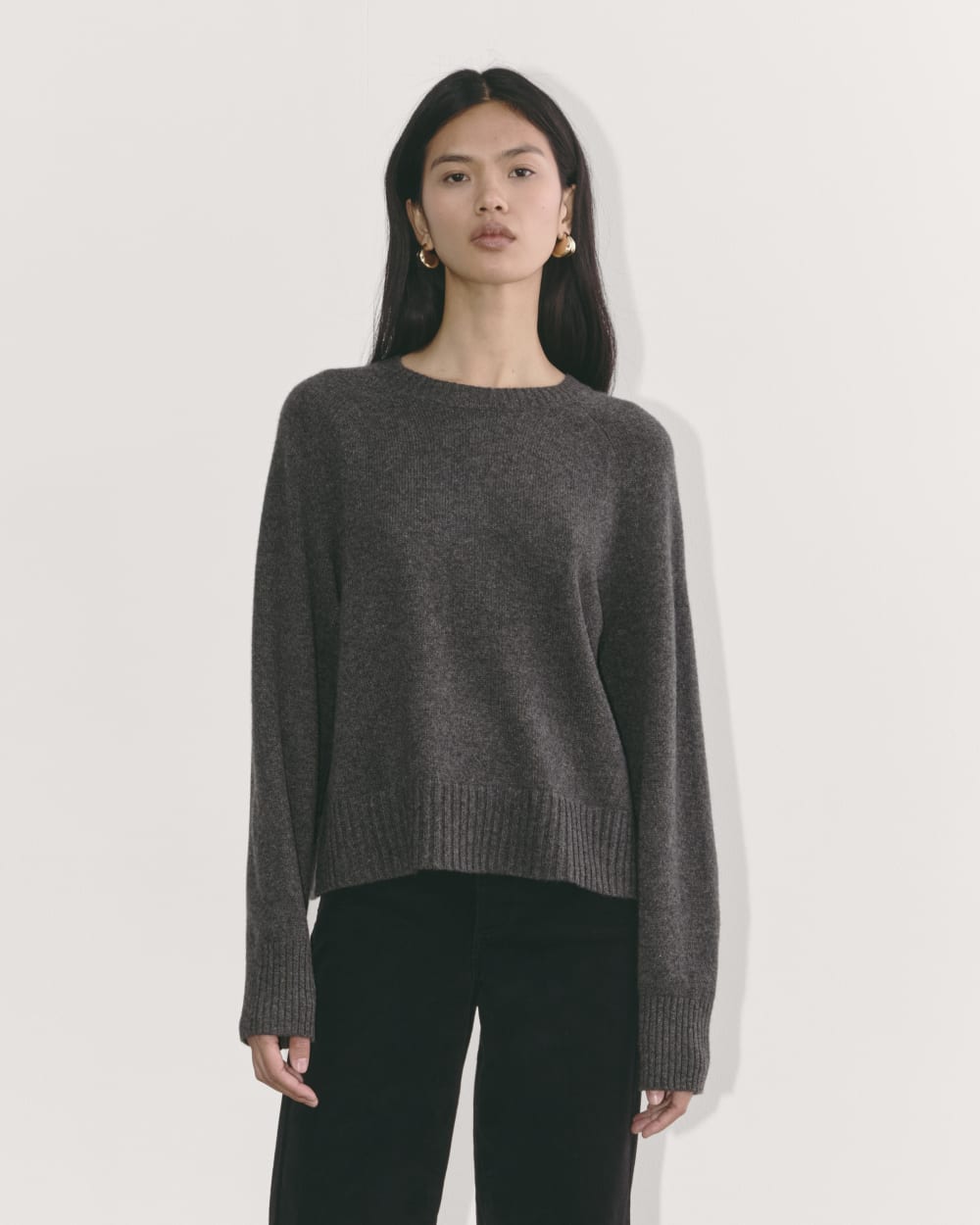 The Boxy Crew in Cashmere in Heather Charcoal — front view