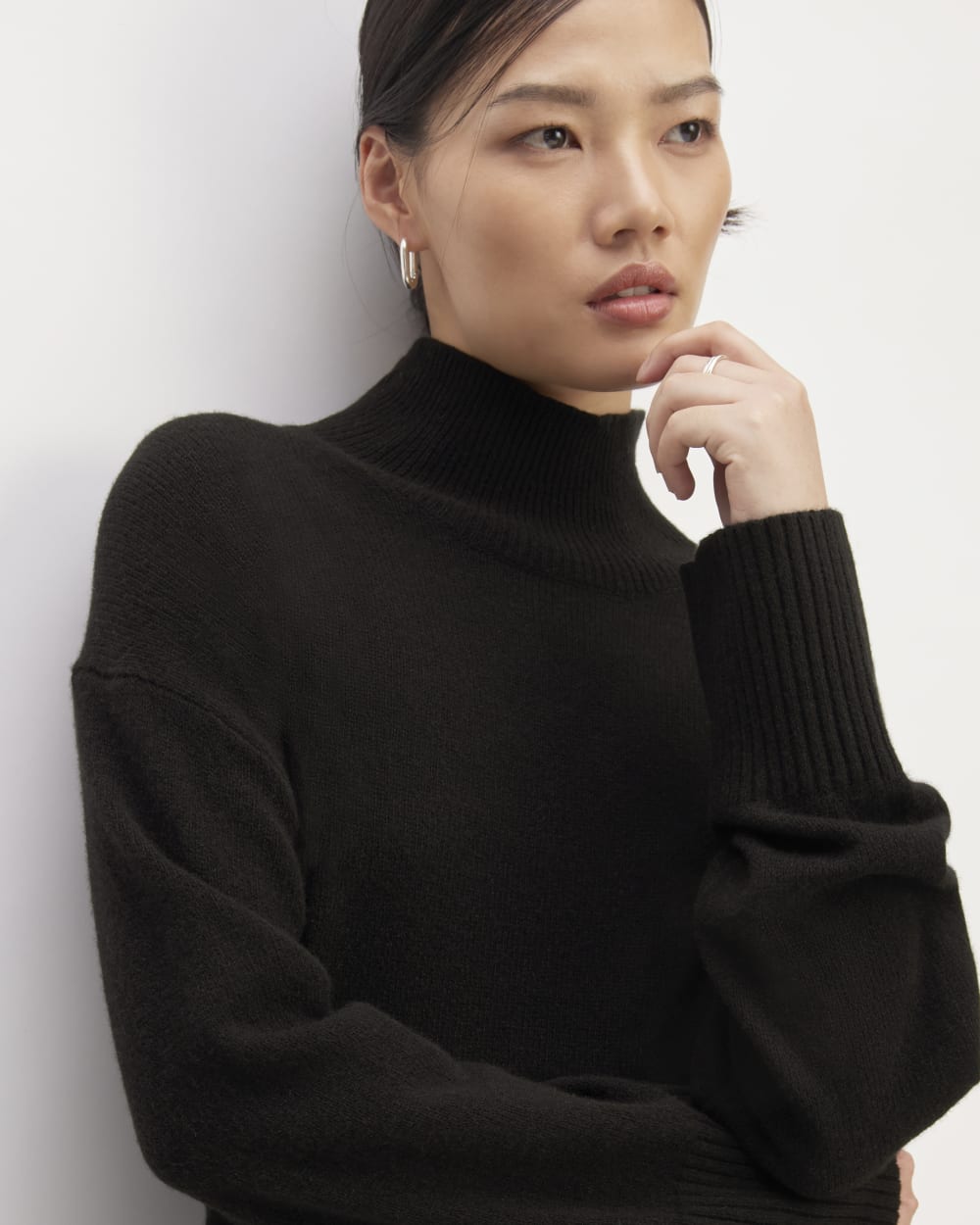 The Cashmere Oversized Turtleneck in Black — detail view